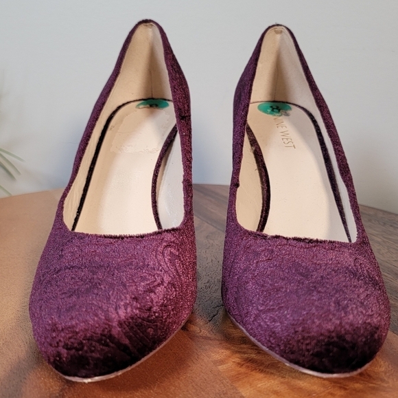 Nine West Jayvee Burgundy Velvet Floral Embossed Block Heels Size 8 - Picture 10 of 17